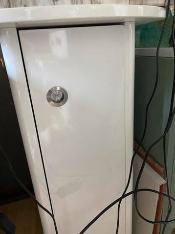 Wit gelakt aquariumkastje + klein aquarium + +/-25 endlers beschikbaar voor biedingen