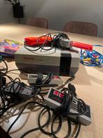 Nintendo NES + 5 speletjes en zapper, Games en Spelcomputers, Ophalen, Gebruikt, Met 2 controllers