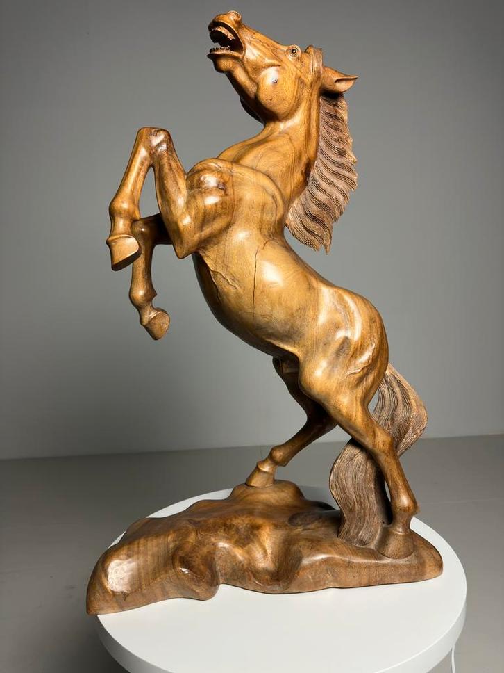 Beeld Stijgerend Paard uit 1 stuk hout 84cm, Verzamelen, Beelden en Beeldjes, Ophalen of Verzenden