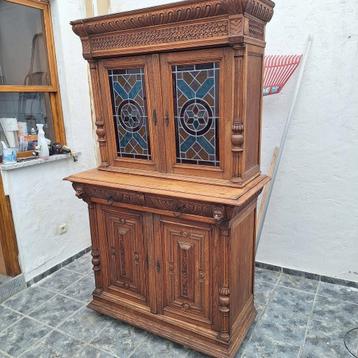 Stevige antieke kast met glasraampjes beschikbaar voor biedingen
