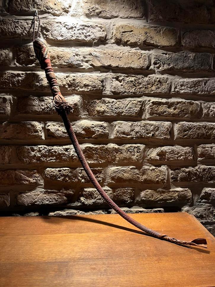 Handgemaakte leren zweep met etnische details, Antiek en Kunst, Antiek | Gereedschap en Instrumenten, Ophalen of Verzenden