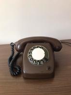 Vintage bruine telefoon met draaischijf, Telecommunicatie, Ophalen, Zo goed als nieuw, Met draaischijf