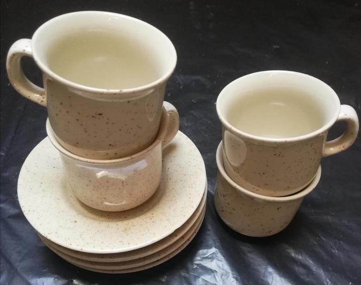 4 kleine bekers van beige aardewerk, Huis en Inrichting, Keuken | Servies, Zo goed als nieuw, Kop(pen) en/of Schotel(s), Ophalen of Verzenden