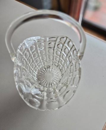 Mooi antiek korfje met handvat beschikbaar voor biedingen