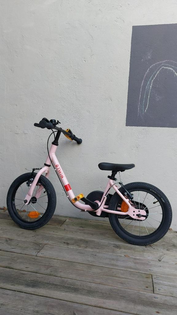 2 in 1 kinderfiets (loop én trapfiets - Btwin 14 inch), Fietsen en Brommers, Fietsen | Meisjes, Zo goed als nieuw, 14 inch of minder