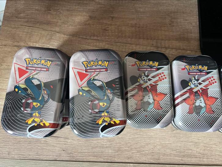 Black bolt white flare mini tins, Hobby en Vrije tijd, Verzamelkaartspellen | Pokémon, Nieuw, Ophalen