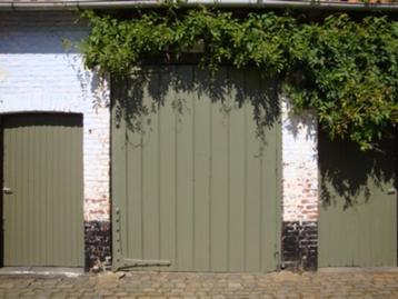 Oude schuurdeur beschikbaar voor biedingen