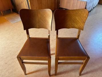 HOUTEN STOELEN met bruine zitting skai - 2 stuks - VINTAGE beschikbaar voor biedingen