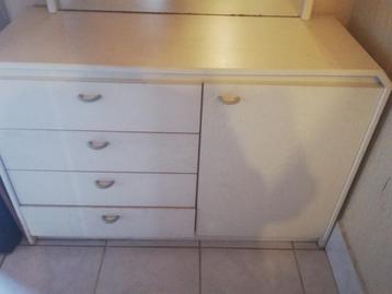 Commode met spiegel  beschikbaar voor biedingen
