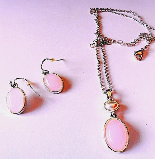 AVON: Prachtige set, roze, Handtassen en Accessoires, Kettingen, Nieuw, Zilver, Roze, Ophalen of Verzenden