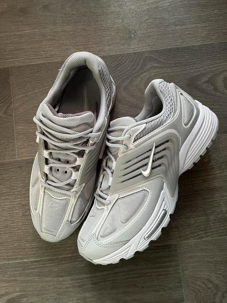 Nike Sneakers (unisex) – Grijs, Maat 40.5 – Nieuw!, Sport en Fitness, Loopsport en Atletiek, Nieuw, Nike, Ophalen of Verzenden