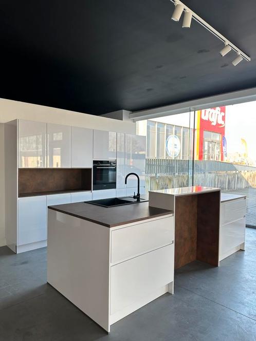 LUXE TOONZAAL KEUKEN + SIEMENS ELECTRO, Huis en Inrichting, Keuken | Complete keukens, Nieuw, Wit, Composiet, Greeploos, Ophalen