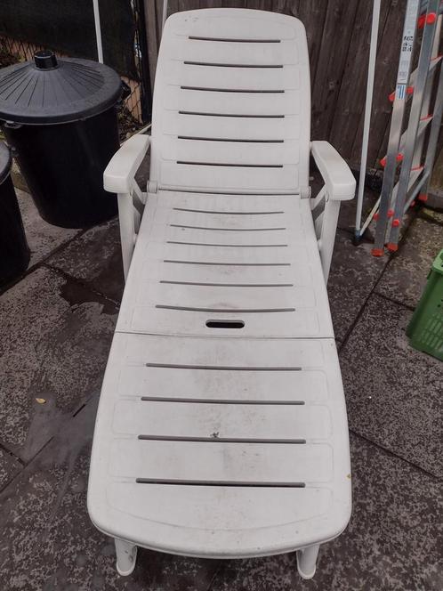 Witte tuinstoel beetje vuil maar niks aan, Jardin & Terrasse, Chaises longues, Utilisé, Synthétique, Pliant, Réglable, Enlèvement