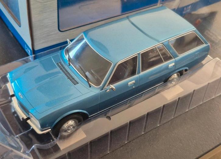 Peugeot 504 Break blauw 1:18 Modelcar Group - met boekje, Hobby en Vrije tijd, Modelauto's | 1:18, Ophalen of Verzenden