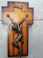 Crucifix laiton bronze sur une croix de bois, Antiquités & Art, Enlèvement