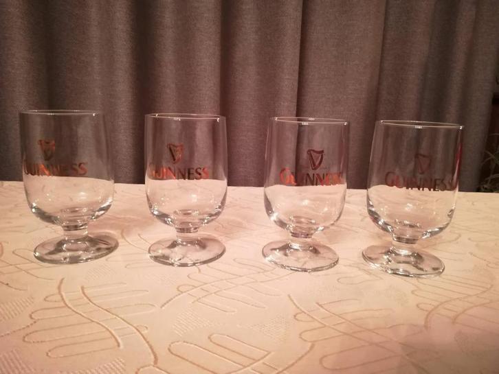 4 Guinness glazen op voet, Verzamelen, Biermerken, Gebruikt, Glas of Glazen, Overige merken, Ophalen of Verzenden