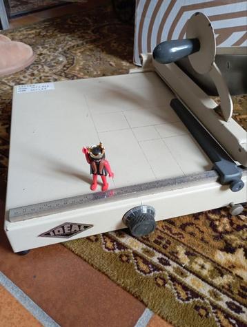 635) Guillotine snijmachine ( papier ) Afhalen te Tremelo beschikbaar voor biedingen