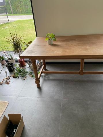 Stevige houten tafel beschikbaar voor biedingen