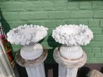 Oudere vaas in witte beton, bloemen schaal met fruitkrans., Tuin en Terras, Ophalen, Zo goed als nieuw
