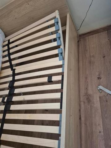Eénpersoonsbed met (verstelbare) lattenbodem en matras beschikbaar voor biedingen