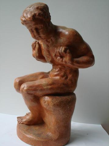 Maurice DE KORTE terracotta beeld zittend mannelijk naakt 