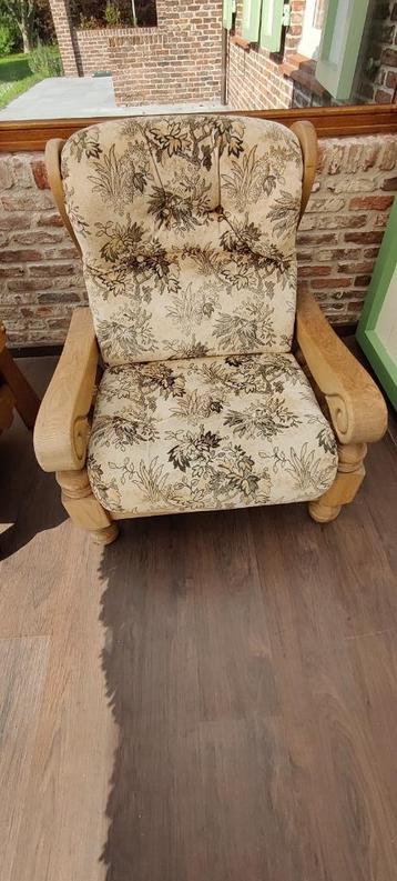 2 vintage, stoffen, eenzit zetels, eikenhouten omkadering beschikbaar voor biedingen