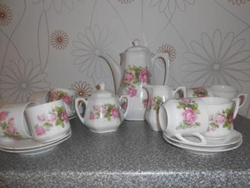 Wit koffie servies met roos bloemmotief beschikbaar voor biedingen
