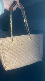Beige hand tas guess hoogte 27 lengte 37 wijdte 9,5 cm, Bijoux, Sacs & Beauté, Sacs | Sacs Femme, Enlèvement ou Envoi, Comme neuf