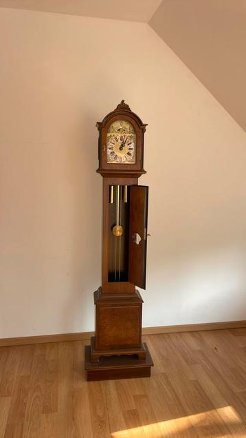 Antieke staande klok beschikbaar voor biedingen