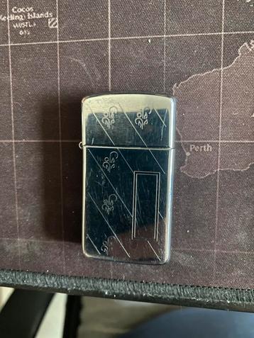Kleine zippo aansteker beschikbaar voor biedingen