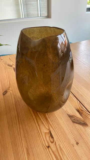 Groene geblutste vaas in glas  beschikbaar voor biedingen