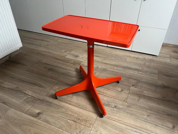 Prachtig oranje retro tafeltje op wielen, Huis en Inrichting, Tafels | Salontafels, Gebruikt, 50 tot 75 cm, Minder dan 50 cm, 50 tot 100 cm
