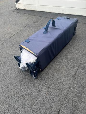 Blauw-geel reisbedje met beertjes beschikbaar voor biedingen