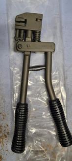 Pince à soyer et à poinçonner FACOM


Cette pince à soyer et, Enlèvement