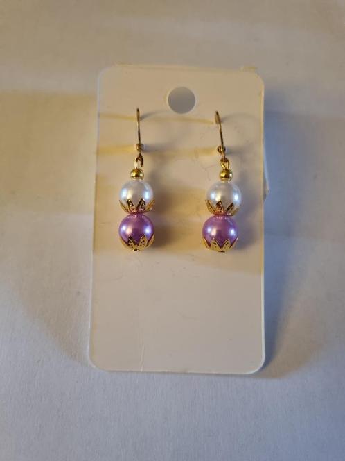 Handgemaakte oorbellen met lavendelparels en parelmoer, Handtassen en Accessoires, Oorbellen, Nieuw, Hangers, Goud, Wit, Ophalen of Verzenden