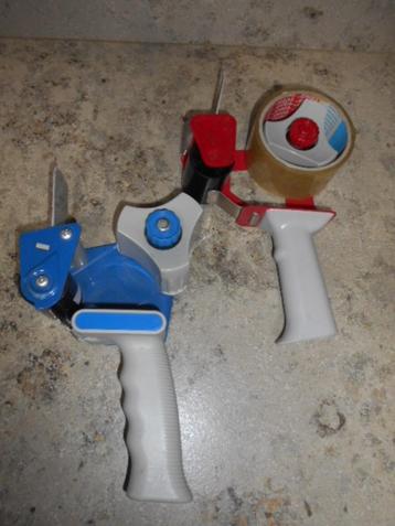 2 grote tape dispensers / 5 € beschikbaar voor biedingen
