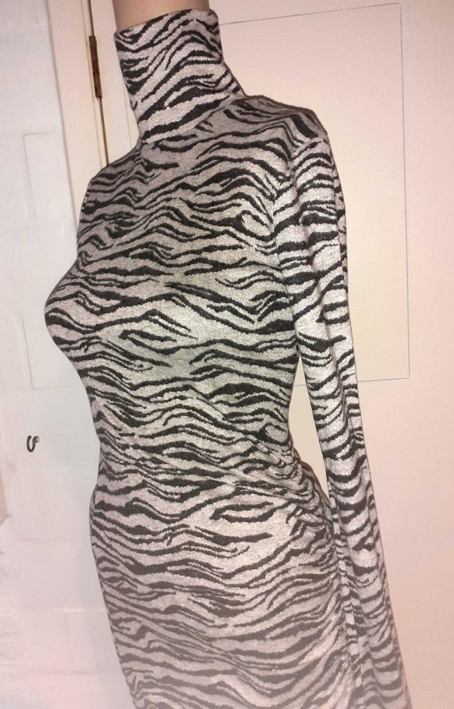 Lange jurk grijs zwarte print Bershka XS-S, Kleding | Dames, Jurken, Nieuw, Maat 36 (S), Grijs, Onder de knie, Verzenden