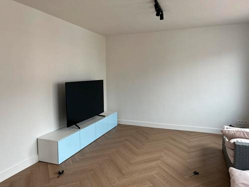 Nouveau meuble TV brillant Besta sans téléviseur, Maison & Meubles, Armoires | Mobilier de télévision, Neuf, Moins de 100 cm, 200 cm ou plus