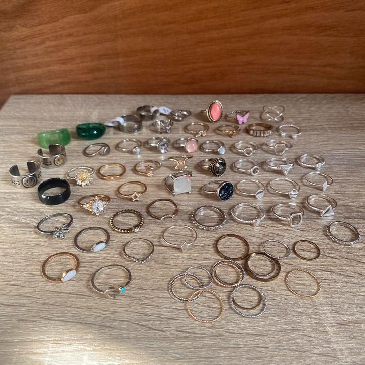 Verschillende soorten ringen, Handtassen en Accessoires, Ringen, Zo goed als nieuw, Dame of Heer, 18 tot 19, Zilver, Overige materialen