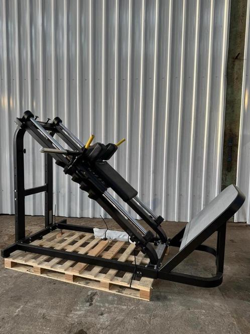 Technogym Pure Strength Hack Squat - Black, Sport en Fitness, Fitnessmaterialen, Ophalen of Verzenden
