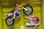 Ricky Carmichael Suzuki RM-Z450 2006 1:18 red plate, Enlèvement ou Envoi, Neuf, Moteur