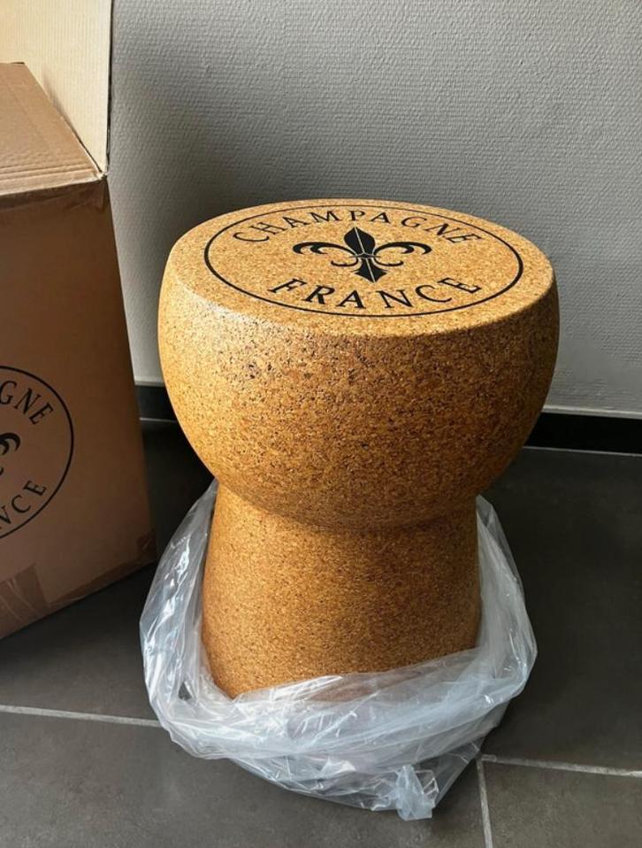 Table d'appoint, tabouret et chaise remplis de champagne en, Musique & Instruments, Percussions, Enlèvement