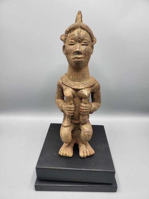 Yoruba-beeld antiek van een zittende chef, Nigeria, Antiek en Kunst, Kunst | Niet-Westerse kunst, Ophalen of Verzenden