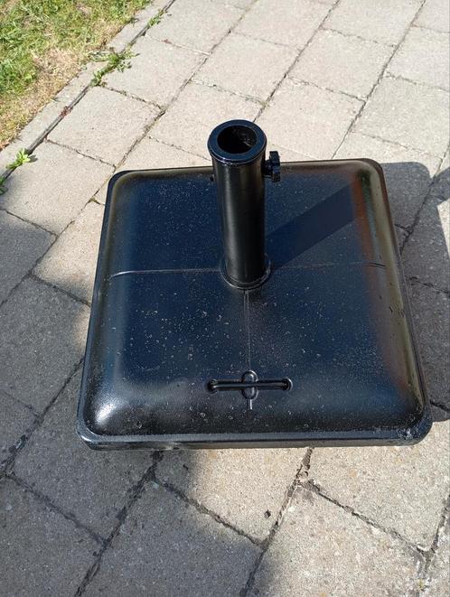 Zware ZWARTE Parasolvoet op Wieltjes in Beton..35 Kg, Tuin en Terras, Parasols, Zo goed als nieuw, Parasolvoet, Ophalen