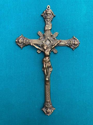 Crucifix en bronze ancien disponible aux enchères