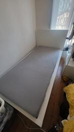 Eenpersoonsbed + lattenbodem + matras, Huis en Inrichting, Ophalen, Zo goed als nieuw
