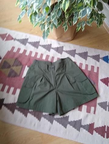 Courtly Woman kaki / groen shortje, mt 40 (36-38) beschikbaar voor biedingen