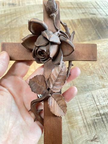 Croix ancienne sculptée avec rose en bois massif, Enlèvement ou Envoi