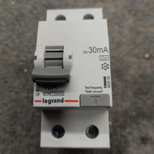 Legrand - 2-polige aardbeveiliger, Doe-het-zelf en Bouw, Elektriciteit en Kabels, Nieuw, Ophalen of Verzenden