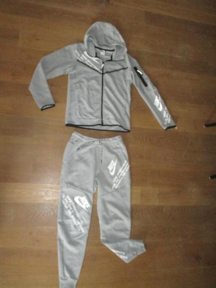 Nieuw Nike jas met kap + broek fleece ,joggingspak grijs wit, Kleding | Heren, Sportkleding, Nieuw, Algemeen, Maat 46 (S) of kleiner